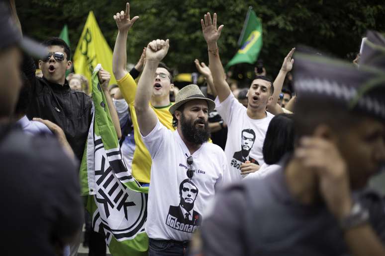 Apoiadores de Bolsonaro fazem protesto em São Paulo