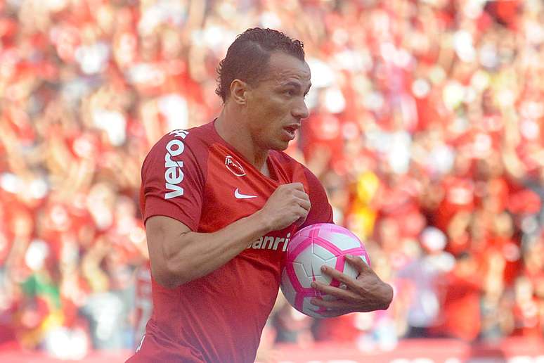 Damião comemora gol pelo Internacional