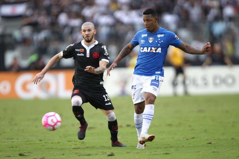 Luiz Gustavo e David disputam a bola em Vasco x Cruzeiro