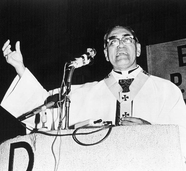 Monsenhor Romero foi assassinado com um tiro enquanto celebrava uma missa