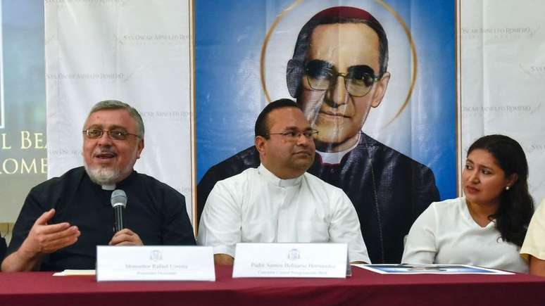 Padre Rafael Urrutia (à esq.): 'Certa vez, ele nos disse diretamente: Me sinto só e abandonado'