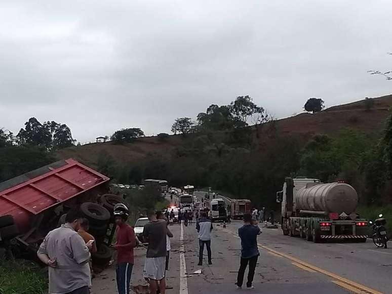 Seis pessoas morreram e nove ficaram feridas após acidente entre van e carreta na BR-381, em Minas Gerais