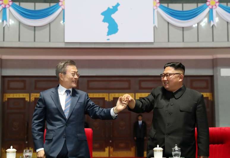 Presidente da Coreia do Sul, Moon Jae-in, e l&iacute;der norte-coreano, Kim Jong Un, em Pyongyang 19/09/2018. Pyeongyang Press Corps/Pool via Reuters
