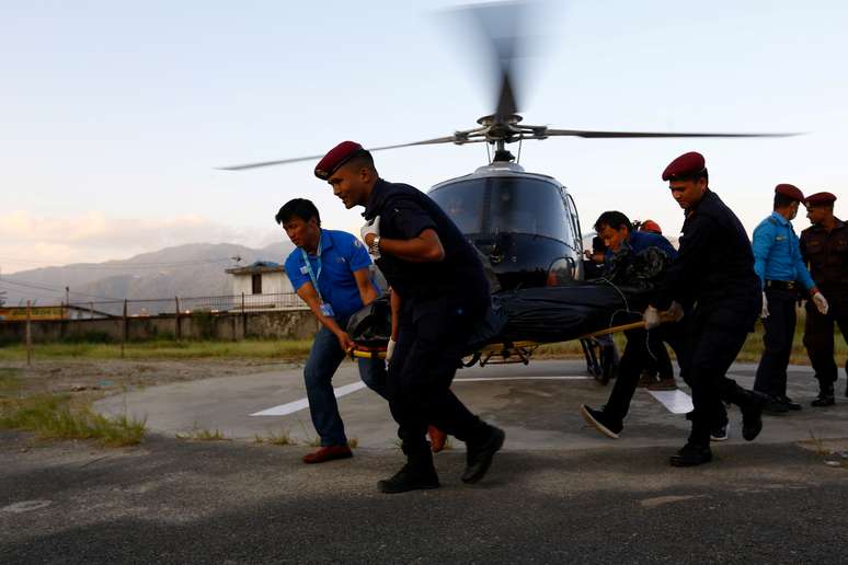 Policiais e agentes de resgate levam corpos de alpinistas mortos em Kathmandu 15/10/2018 REUTERS/Sulav Shrestha