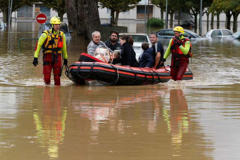 Equipes de resgate retiram moradores de localidade alagada em Aude, na França 15/10/2018 REUTERS/Jean-Paul Pelissier