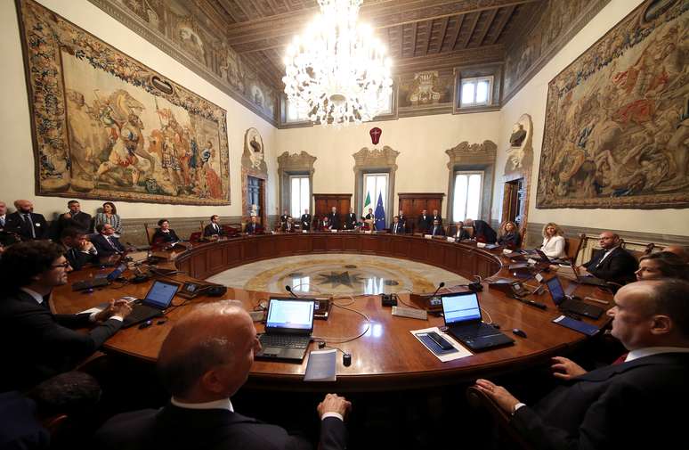 Reunião de ministros, iderada pelo premiê Giuseppe Conte Palácio Chigi, em Roma 1/6/2018 REUTERS/Alessandro Bianchi 