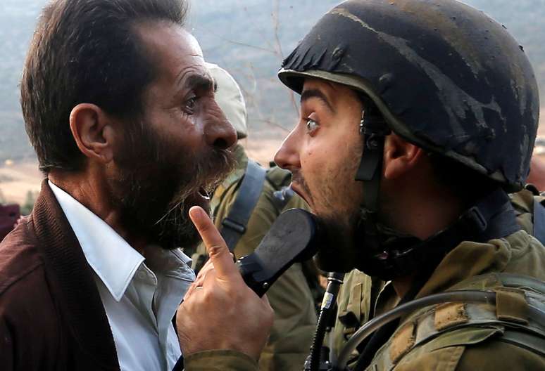 Palestino discute com soldado isralense durante confrontos devido a uma ordem de Israel para fechar uma escola palestina na Cisjordânia ocupada REUTERS/Mohamad Torokman