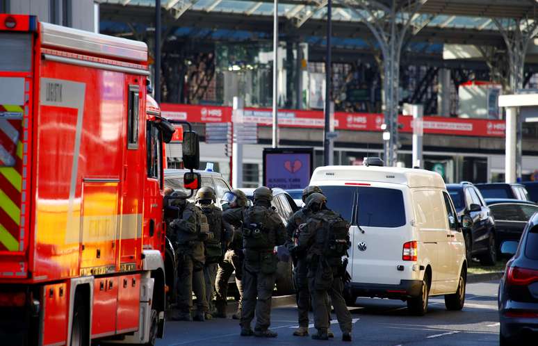 Policiais em estação de trem em Colônia, na Alemanha 15/10/2018 REUTERS/Thilo Schmuelgen