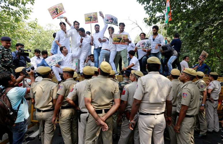 Manifestação contra ministro indiano Akbar em Nova Délhi
 15/10/2018    REUTERS/Adnan Abidi 