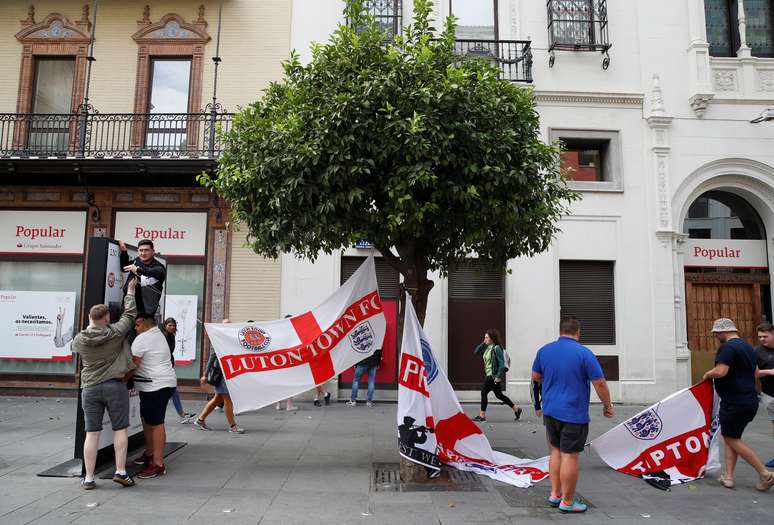 Torcedores da Inglaterra colocam bandeiras em árvores e em placas de publicidade antes de partida contra a Espanha, em Sevilha
15/10/2018 Action Images via Reuters/Carl Recine