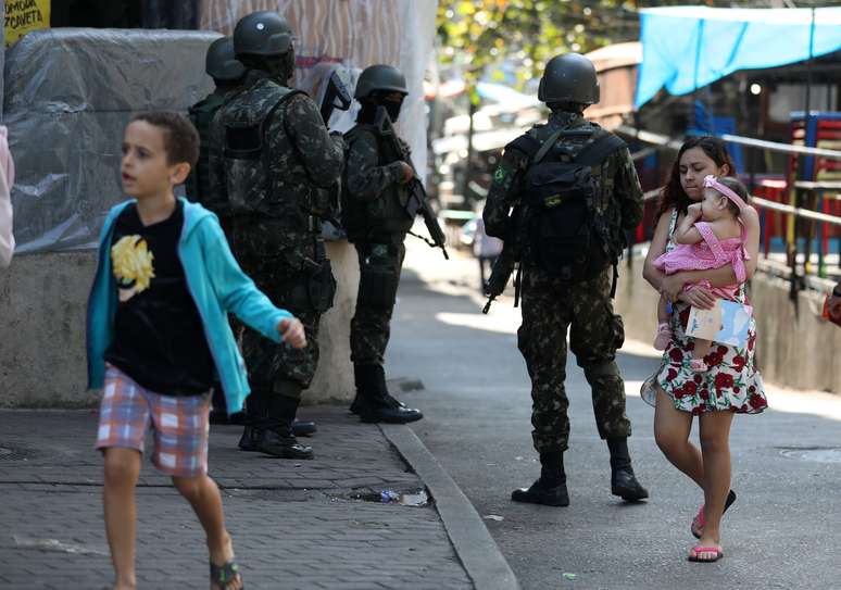 Militares patrulham a Rocinha, no Rio de Janeiro
26/07/2018
REUTERS/Pilar Olivares