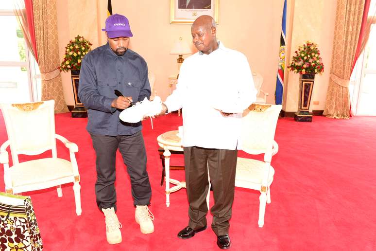Rapper Kanye West autografa tênis ao lado do presidente de Uganda, Yoweri Museveni, em Entebbe
15/10/2018  Unidade Presidencial de Imprensa/Divulgação via REUTERS
