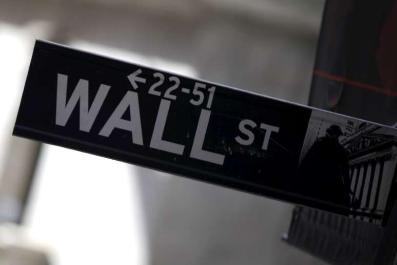 A Wall Street sign is seen in Lower Manhattan in New York, January 20, 2016. Wall Street moved deep into the red on Wednesday, with the S&P 500 hitting its lowest since February 2014 and extending this year's selloff as oil prices continued to plummet unabated.  REUTERS/Mike Segar