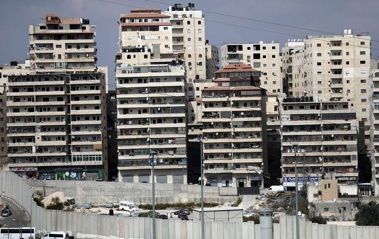 Prédios localizados atrás da barreira israelense do campo de refugiados de Shuafat em Jerusalem.  REUTERS/Ammar Awad. 10/10/2018. 