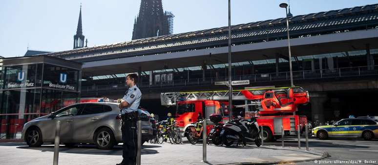 Policiais e bombeiros participaram da megaoperação na estação de Colônia, vizinha à famosa catedral da cidade