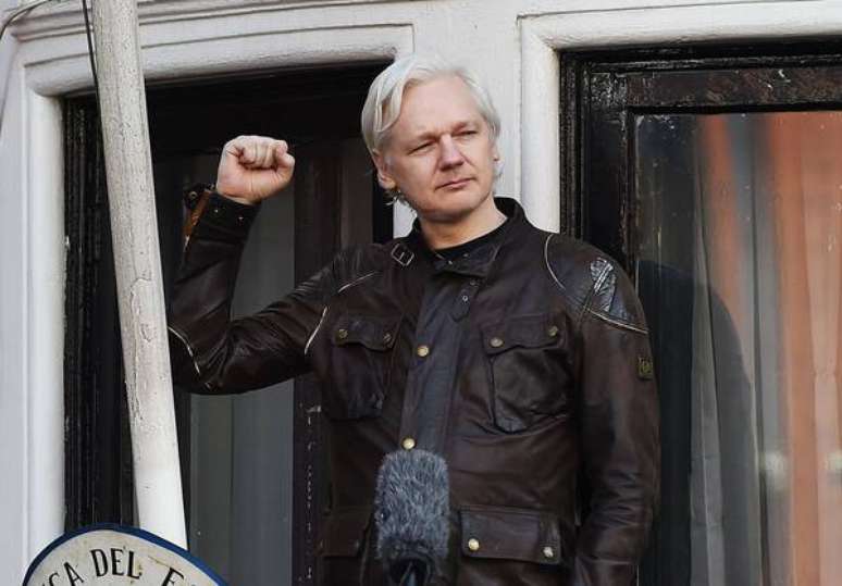 Equador restaura parcialmente acesso de Assange à internet