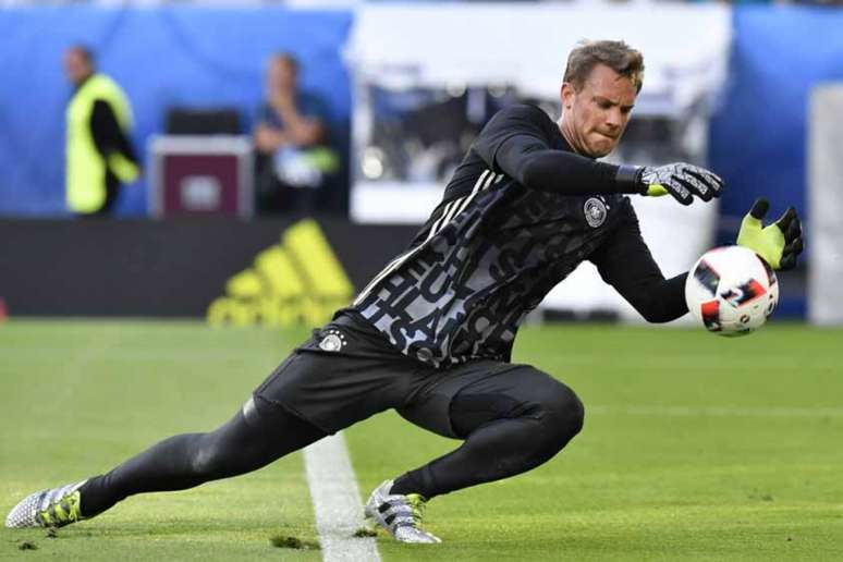 Neuer foi titular na Copa do Mundo, onde a equipe foi eliminada logo na primeira fase (Foto: Georges Gobet/AFP)