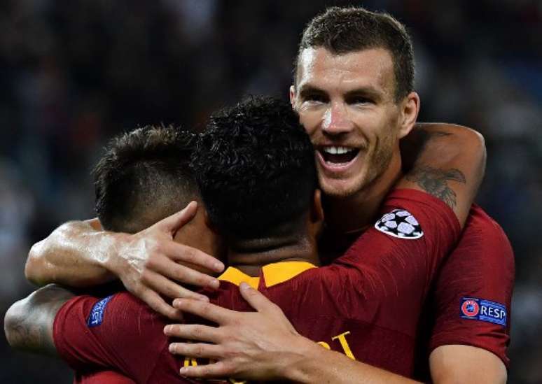 Dzeko marcou três gols na última rodada da Liga dos Campeões (Foto: Vincenzo Pinto / AFP)