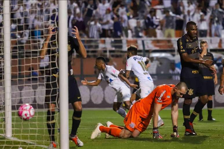 No último sábado, contra o Santos, o Corinthians foi derrotado no Pacaembu (Foto: Marcello Fim/O Fotográfico)