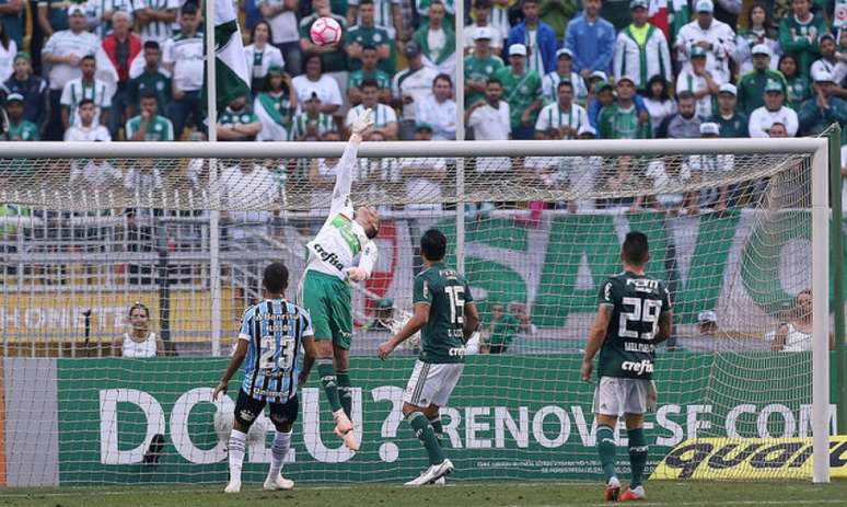 Prass acompanha a bola por cima de sua meta: goleiro teve pouquíssimo trabalho (Foto: Cesar Greco)