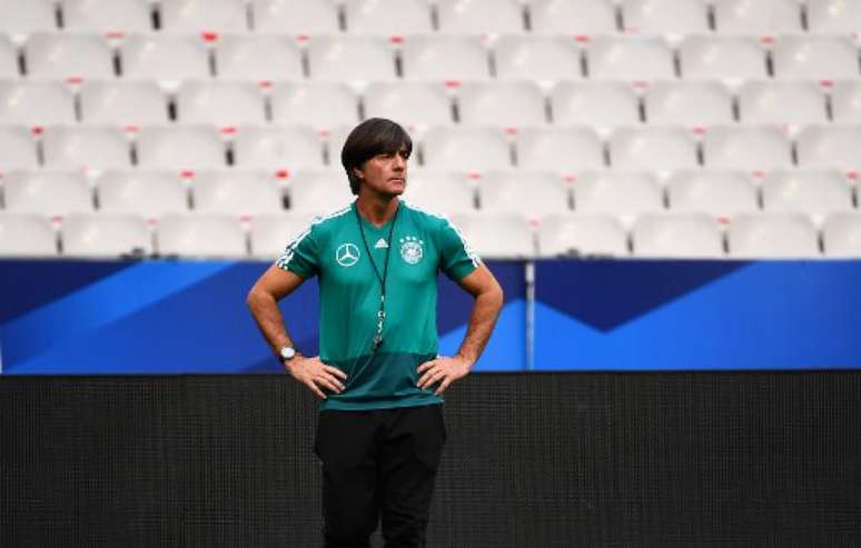 Joachim Löw sofre críticas à frente da Alemanha (Foto: Anne-Christine Poujoulat / AFP)