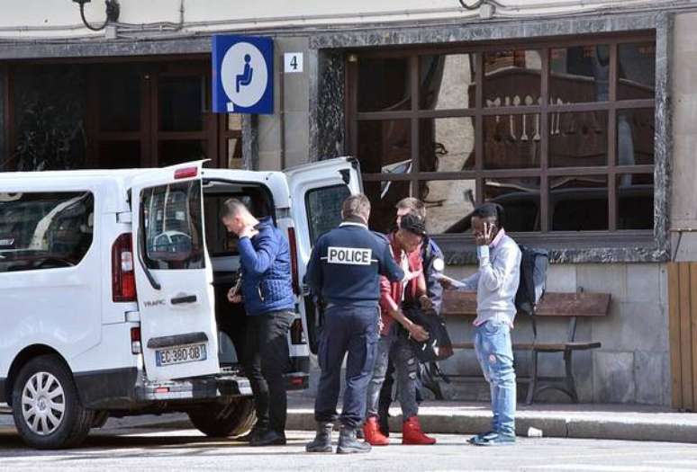 Agentes da polícia francesa em Bardonecchia, na fronteira com a Itália, em foto de arquivo