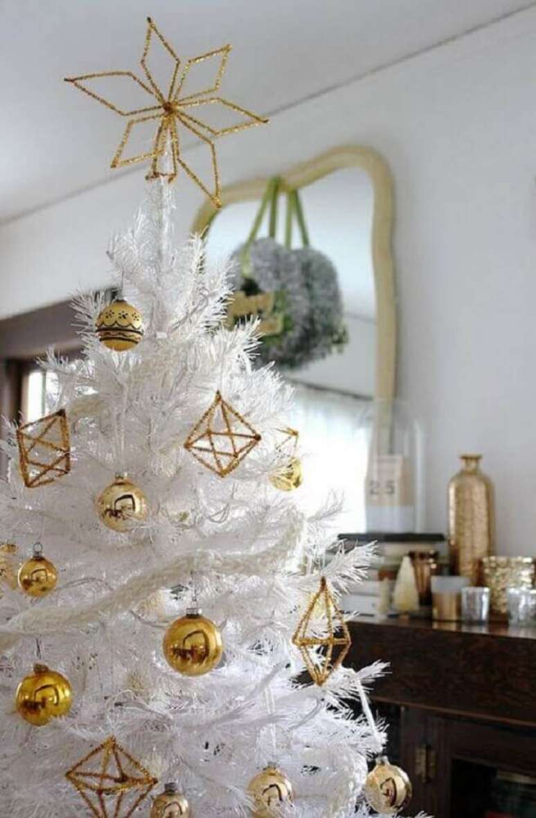 7. A árvore de natal branca decorada com itens dourados é garantia de mais sofisticação ao ambiente com clima natalino – Foto Smile And Wave