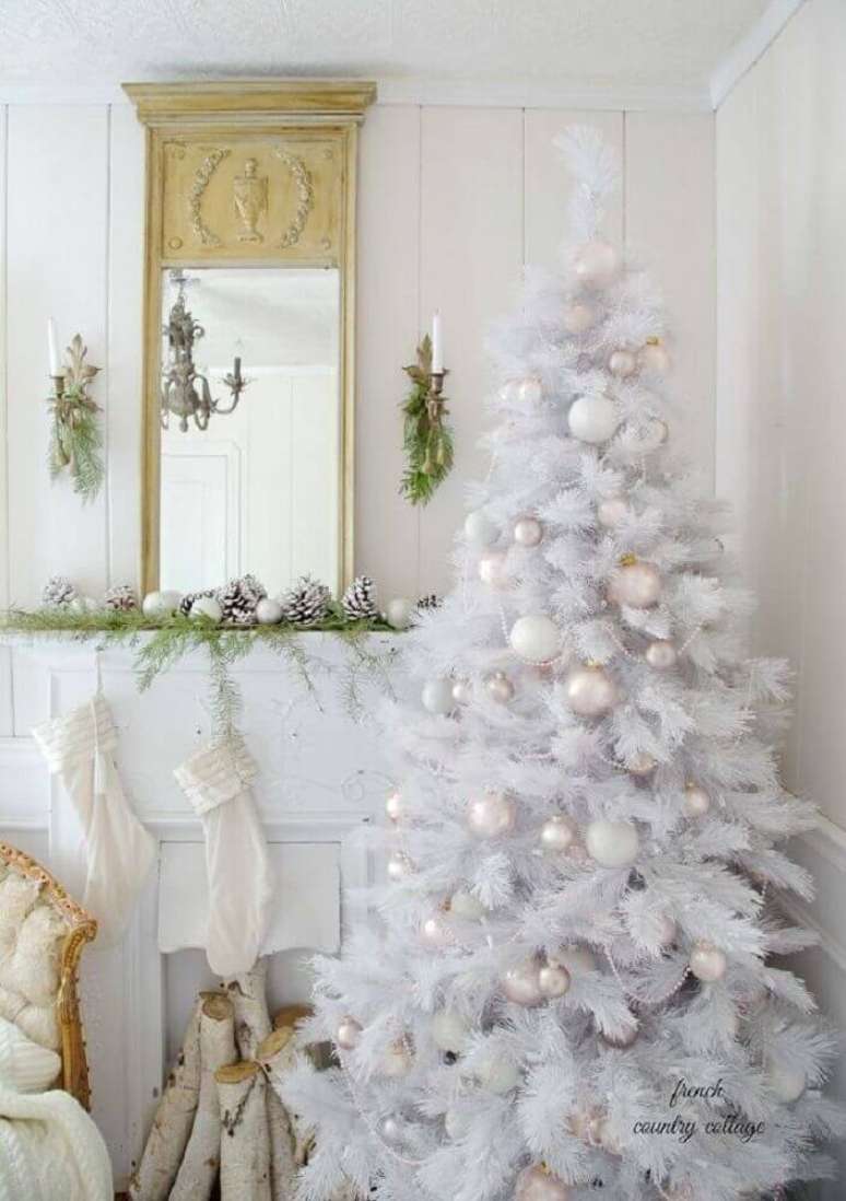 14. As árvores de natal branca são perfeitas para quem busca um estilo de decoração natalina mais clean – Foto: Pinterest