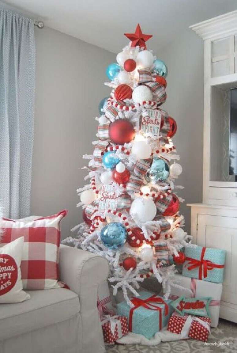 18. Que tal investir em modelos bem grandes de bolas natalinas para decorar a sua árvore? Fica lindo! – Foto: Pinterest