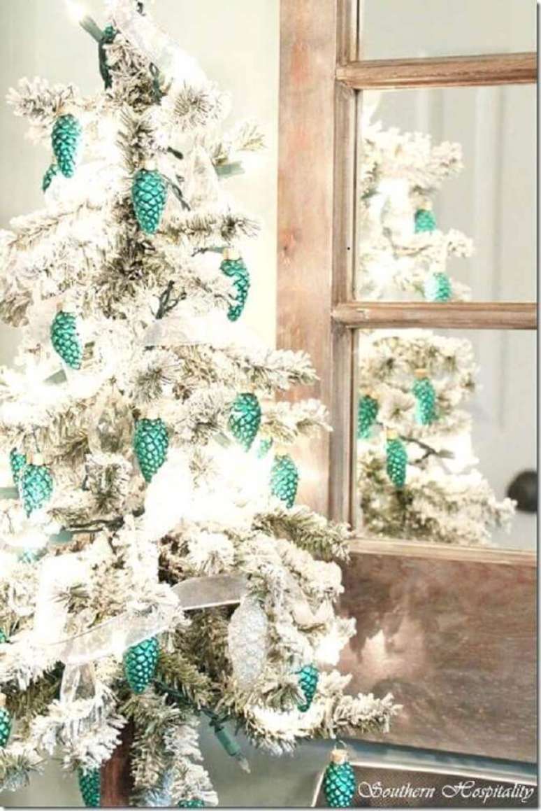 19. A árvore de natal branca decorada com enfeites verdes também segue um estilo tradicional de decoração natalina – Foto: Vybes