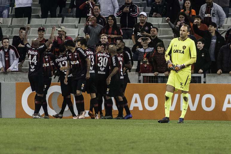 Bergson comemora gol do Atlético-PR