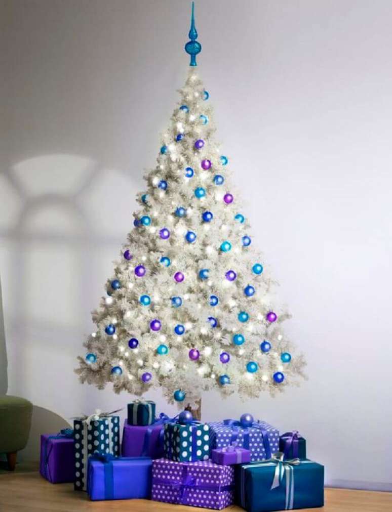 21. Decoração simples com bolas de natal roxas e azul para árvore branca – Foto: Siemyfgn