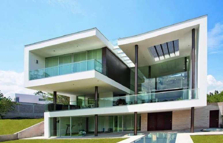 2. Casa de vidro com fachada moderna