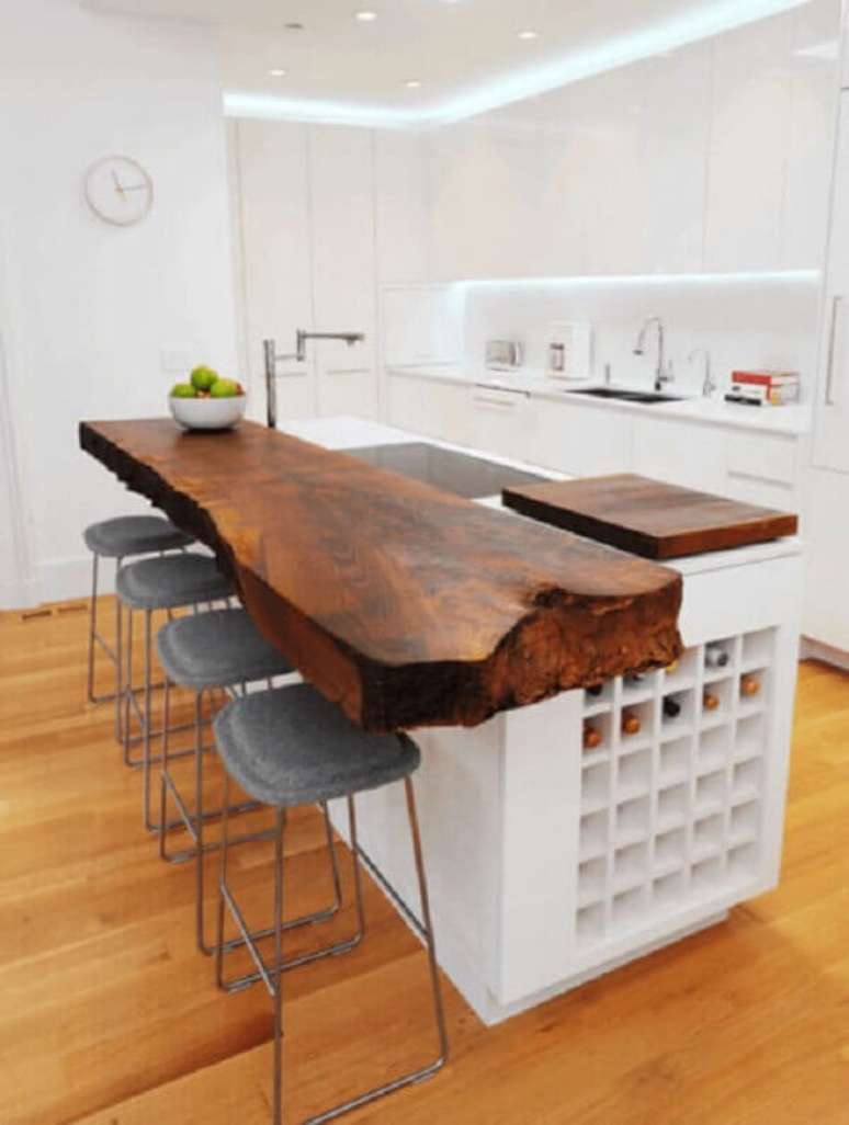 11- Na decoração clean da cozinha americana pequena foi utilizada tampo em madeira rústica envernizado. Fonte: Casa e Construção