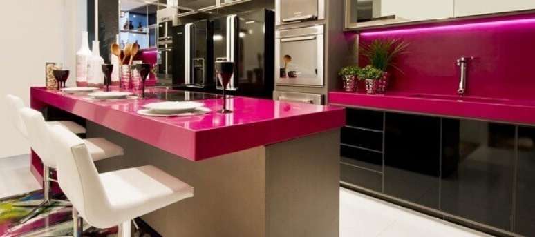 13- A decoração da cozinha americana pequena tem como destaque as cores pretas e pink. Fonte: Mulher o Homem da Casa
