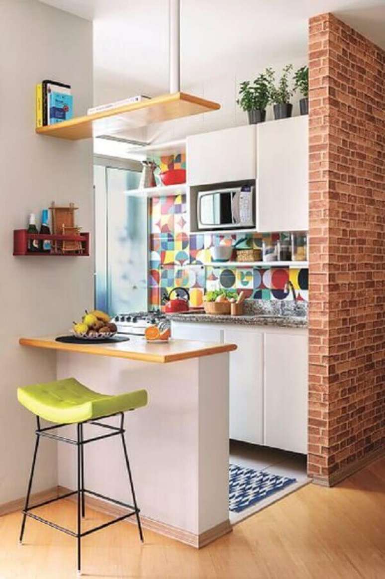 20- Para demarcar a área da cozinha americana pequena foi construída uma bancada de alvenaria. Fonte: Pinterest