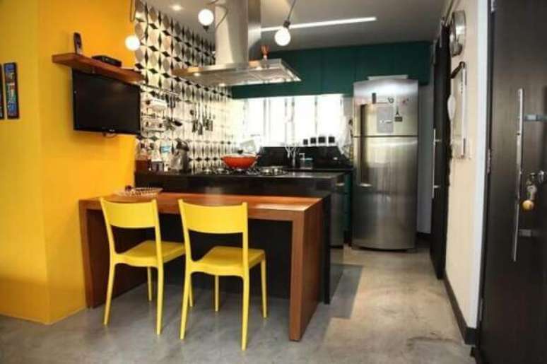 22- Na decoração da cozinha americana pequena a cor preta ganha destaque no ambiente. Fonte: Art com Planejados