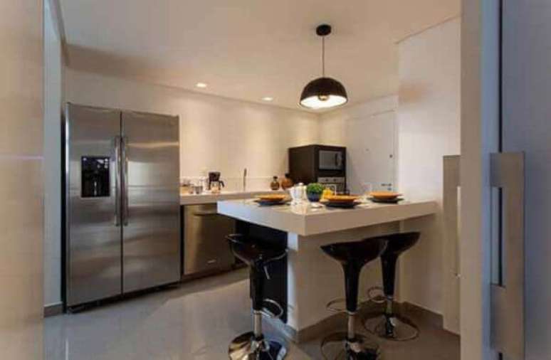 69- Cozinha americana pequena com bancada em L acomoda de forma confortável os convidados. Fonte: Pinterest