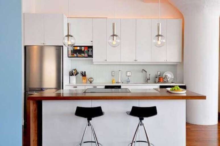 30- Na cozinha americana pequenas as ilhas são uma ótima opção para otimizar os espaços. Fonte: Arquidicas