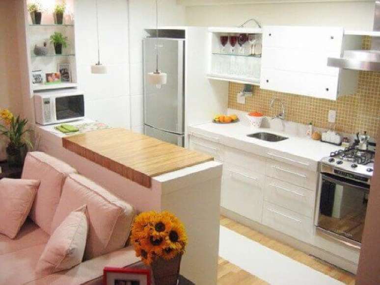 7- Cozinha americana pequena com sala simples utiliza cores em tons pasteis na decoração . Fonte: Transforme Sua Casa