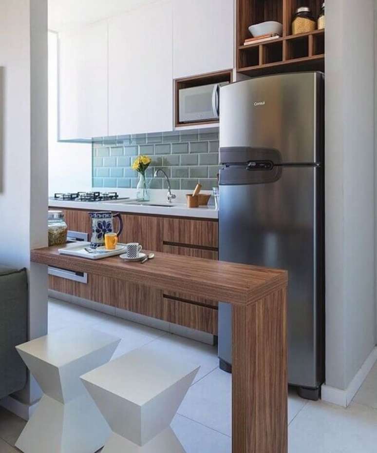 35- Cozinha americana pequena tem aparador vazado e banquetas baixas entre os ambientes. Fonte: Pinterest