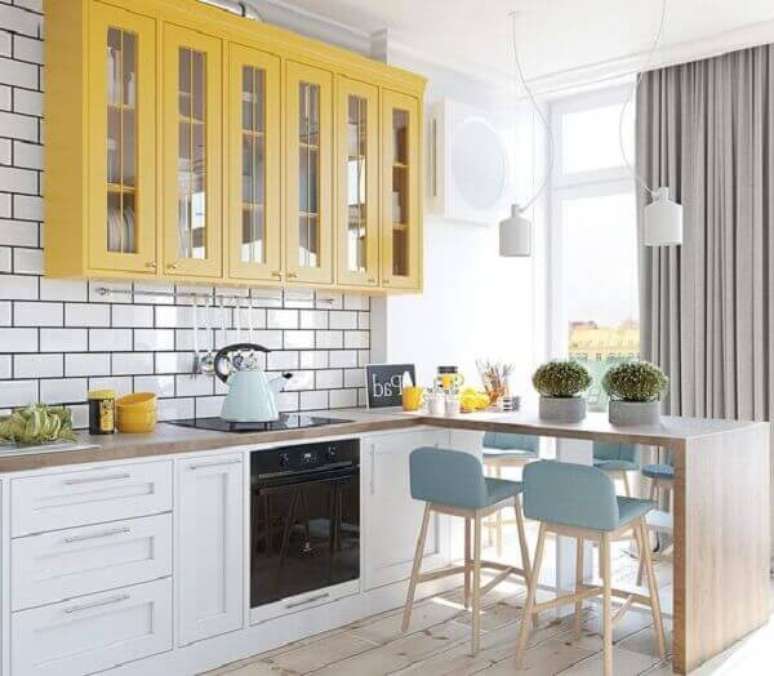 42- Os tons claros da decoração da cozinha americana pequena valorizam as linhas retas do estilo moderno. Fonte: Lojas KD Móveis