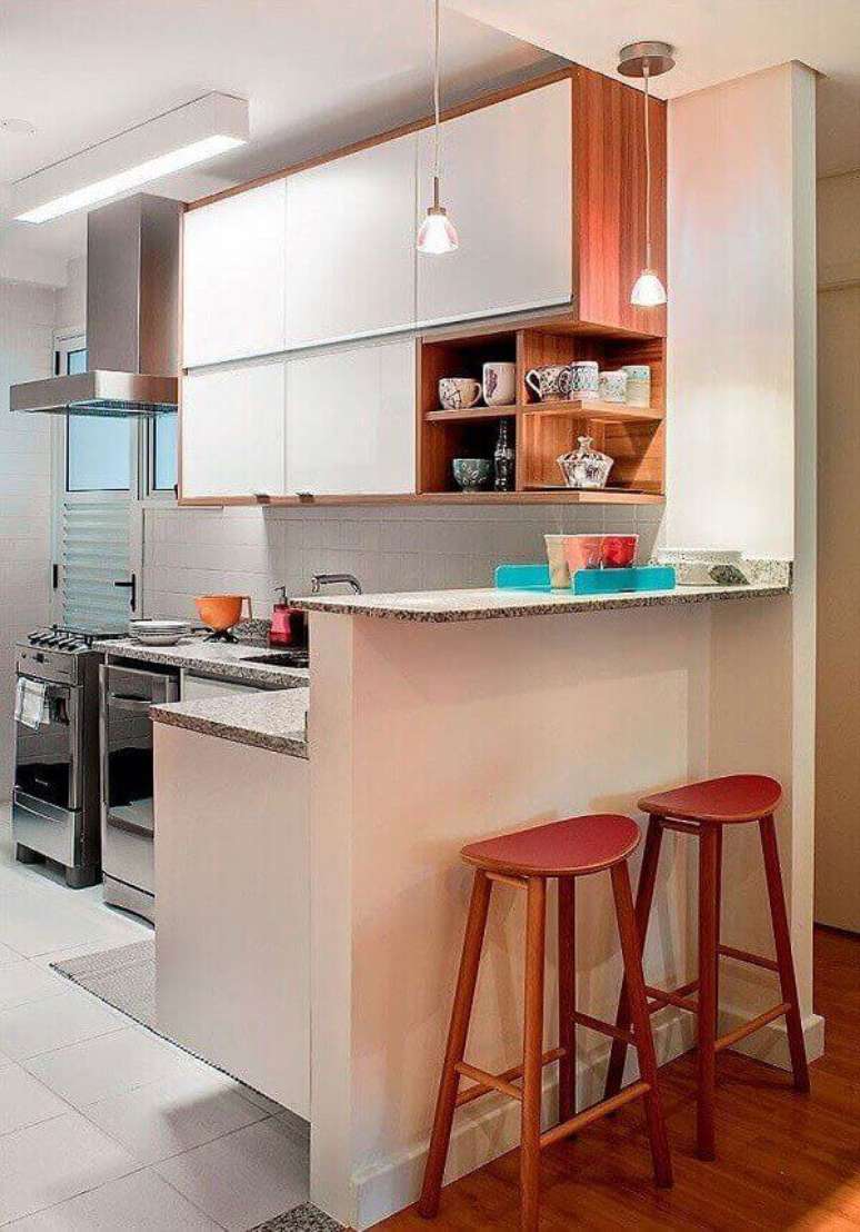 43- A cozinha americana pequena planejada otimiza os espaços com nichos para colocação de utensílios domésticos. Fonte: Pinterest