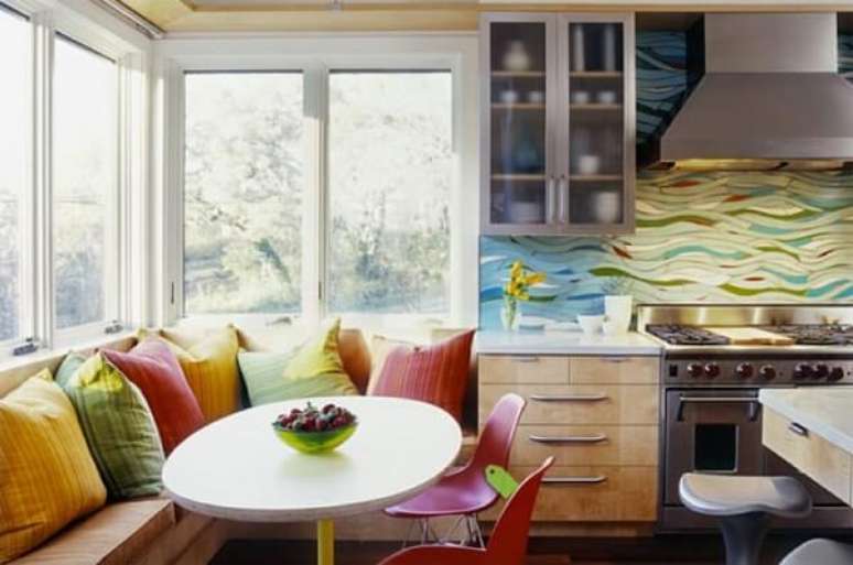 44- Na cozinha americana pequena, a mesa de jantar tem poltronas embutidas na parede. Fonte: McKinney York