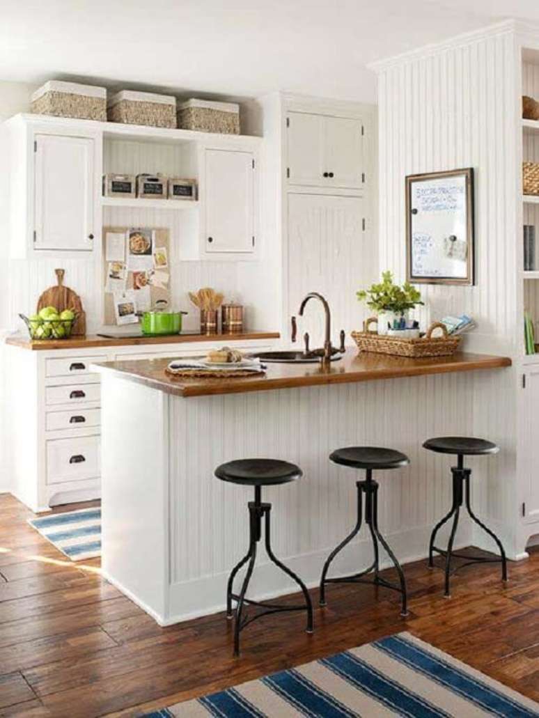 48- Na decoração da cozinha americana pequena foi utilizado somente a cor branca e a madeira em tom natural. Fonte: Sua Decoração