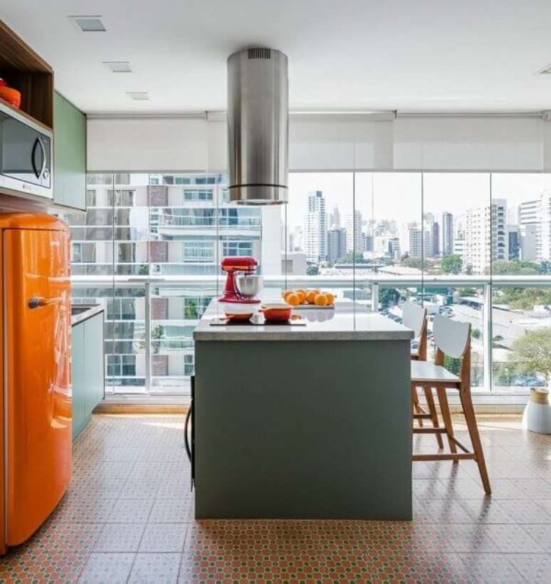 6- A cozinha americana pequena tem o cooktop instalado na ilha. Fonte: Pinterest