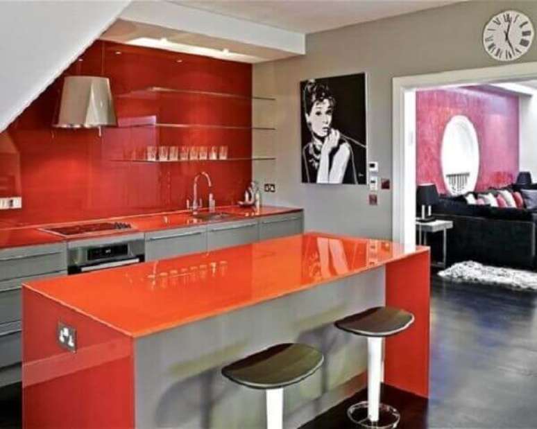 61- Os elementos coloridos decorativos da cozinha americana pequena transformam o ambiente em um espaço moderno e requintado. Fonte: Casa e Construção