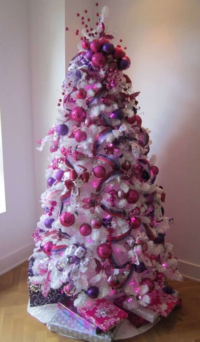 22. Para deixar a árvore de natal branca com um toque feminino, invista em enfeites natalinos em tons de rosa e lilás – Foto: MaaniTech