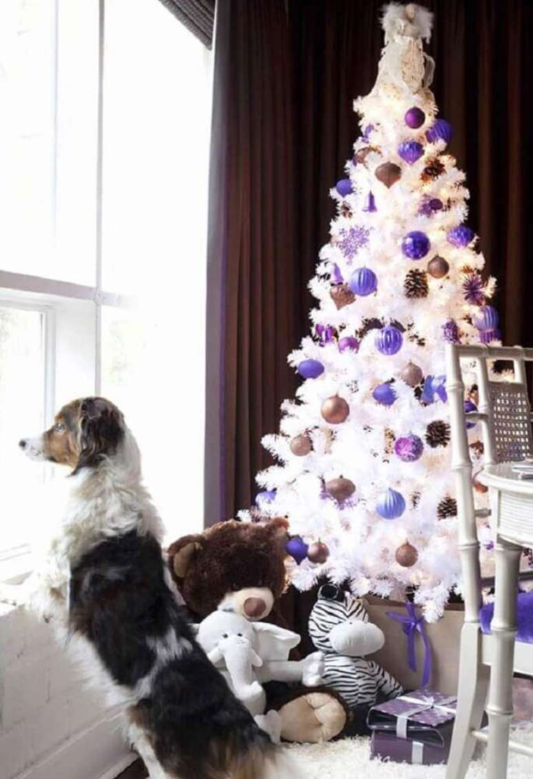 23. Decoração para árvore de natal branca com enfeites roxos e dourados – Foto: Pinterest