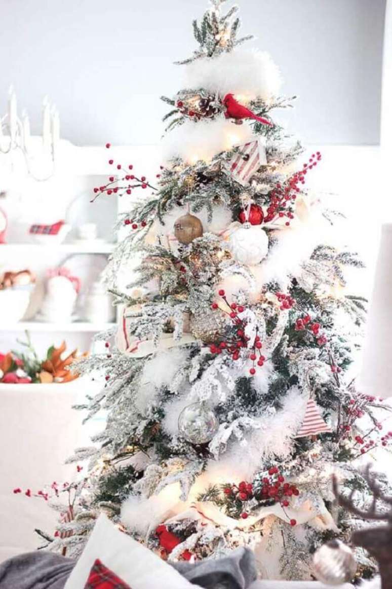 24. Linda árvore de natal branca decorada com enfeites clássicos – Foto: Hello Blogger